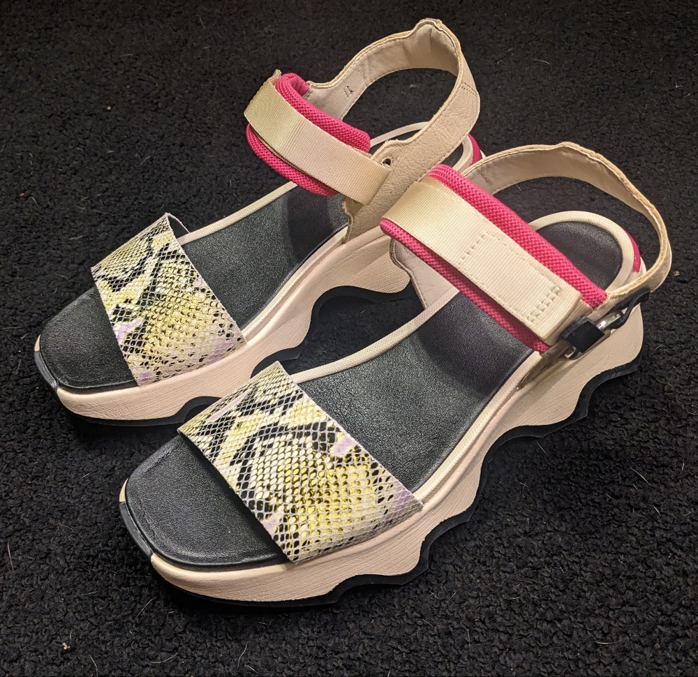 SOREL Kinetic Impact Y-Strap High Sandal Bleached Ceramic/Fuchsia Fizz